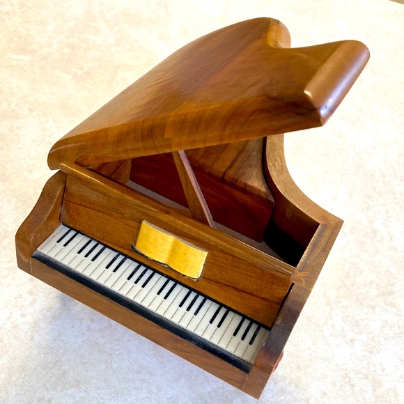 Music box made of wood shaped as a grand piano. Works beautifully. - Picture 1 of 5